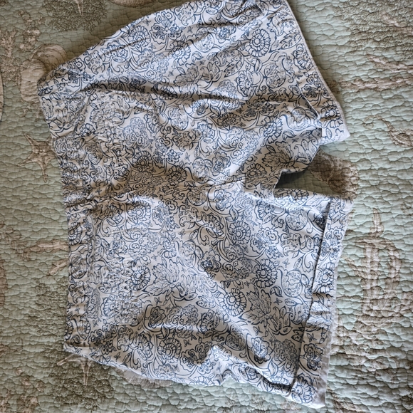 Old Navy White Shorts with Navy Floral Print - Picture 4 of 5